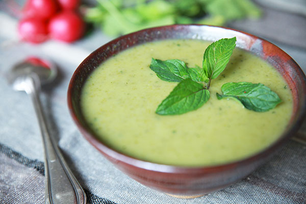 Soupe fraîche de fanes de radis à la menthe