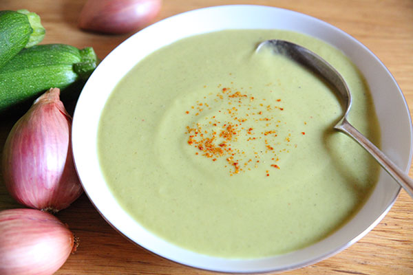 Velouté de courgette et échalote au piment d'Espelette