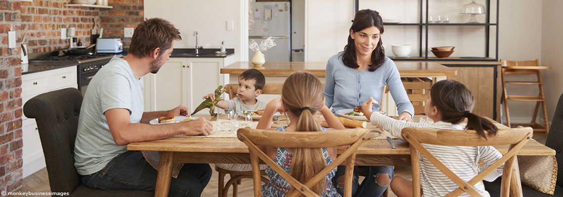 Les repas pris devant la télévision allumée nuisent au développement du langage chez les jeunes enfants