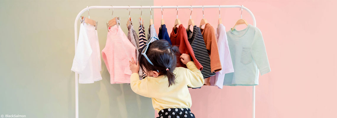 Labels, fibres naturelles… Comment éviter les produits chimiques et les PFAS dans les vêtements pour enfants ?