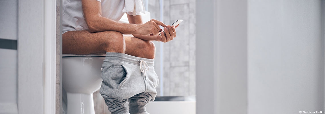 Vous prenez votre téléphone aux toilettes ? Les microbes vous disent merci !